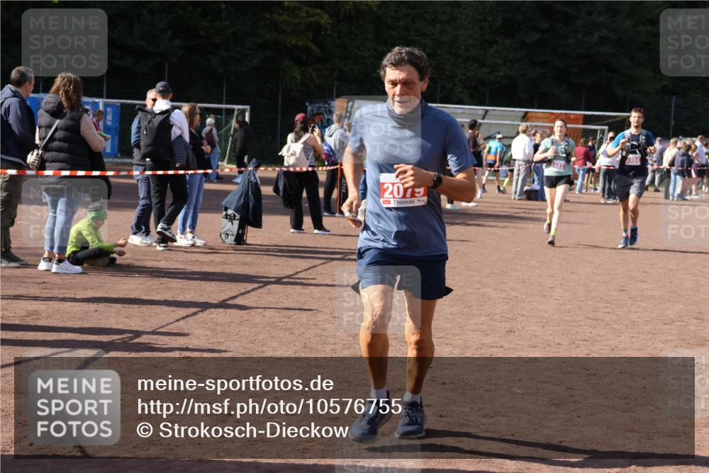 27.09.2026 - 35. Volkslauf durch das schöne Alstertal Strokosch-Dieckow http://msf.ph/oto/10576755 27.09.2026 12:39:46 Ziel 2079, 2267, 2311, 2483, 2484 meine-sportfotos.de