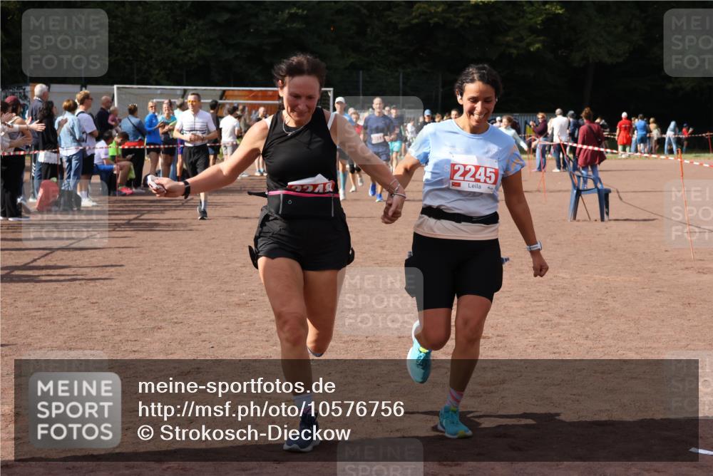 27.09.2026 - 35. Volkslauf durch das schöne Alstertal Strokosch-Dieckow http://msf.ph/oto/10576756 27.09.2026 12:31:09 Ziel 2012, 2013, 2245, 2248, 2310 meine-sportfotos.de