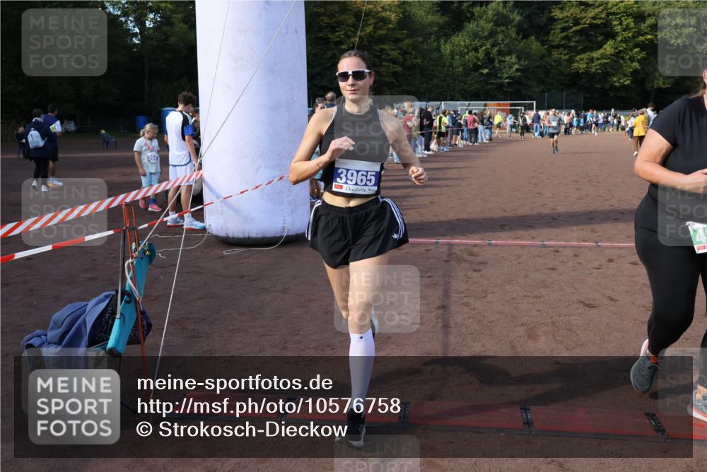27.09.2026 - 35. Volkslauf durch das schöne Alstertal Strokosch-Dieckow http://msf.ph/oto/10576758 27.09.2026 11:19:51 Ziel 3057, 3343, 3964, 3965, 4084 meine-sportfotos.de