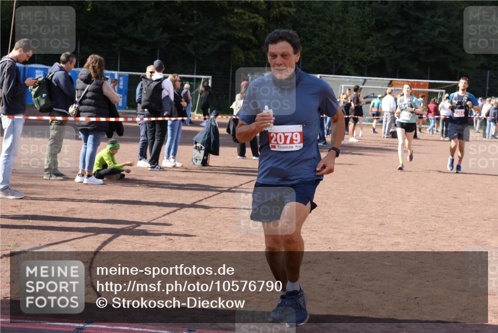 27.09.2026 - 35. Volkslauf durch das schöne Alstertal Strokosch-Dieckow http://msf.ph/oto/10576790 27.09.2026 12:39:47 Ziel 2079, 2267, 2311, 2483, 2484 meine-sportfotos.de