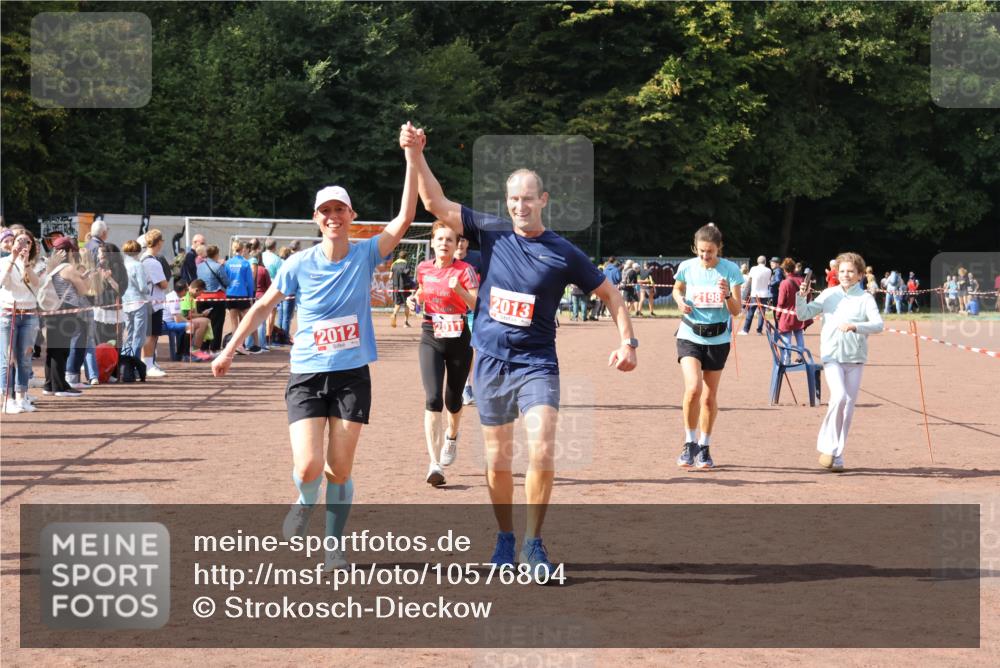 27.09.2026 - 35. Volkslauf durch das schöne Alstertal Strokosch-Dieckow http://msf.ph/oto/10576804 27.09.2026 12:31:16 Ziel 1086, 1649, 2011, 2012, 2013, 2198, 2310 meine-sportfotos.de