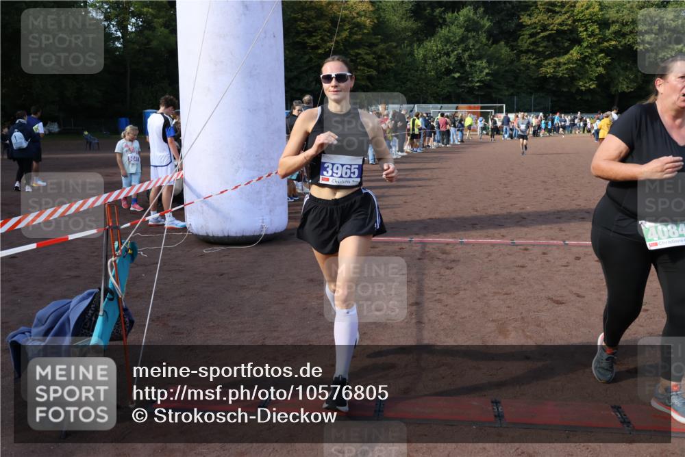 27.09.2026 - 35. Volkslauf durch das schöne Alstertal Strokosch-Dieckow http://msf.ph/oto/10576805 27.09.2026 11:19:51 Ziel 3057, 3343, 3964, 3965, 4084 meine-sportfotos.de