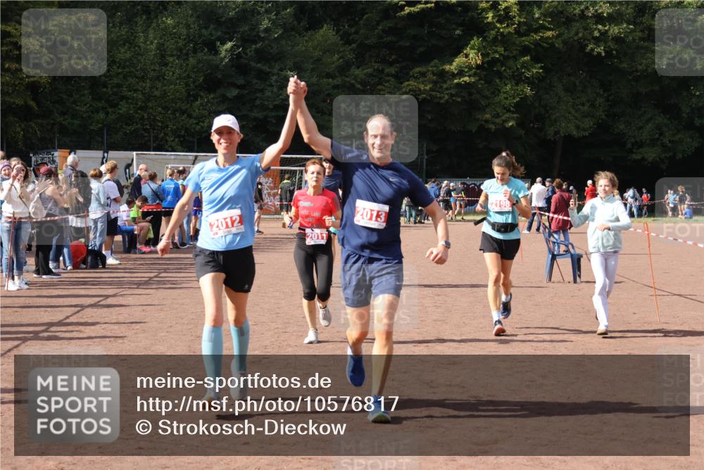 27.09.2026 - 35. Volkslauf durch das schöne Alstertal Strokosch-Dieckow http://msf.ph/oto/10576817 27.09.2026 12:31:16 Ziel 1086, 1649, 2011, 2012, 2013, 2198, 2310 meine-sportfotos.de