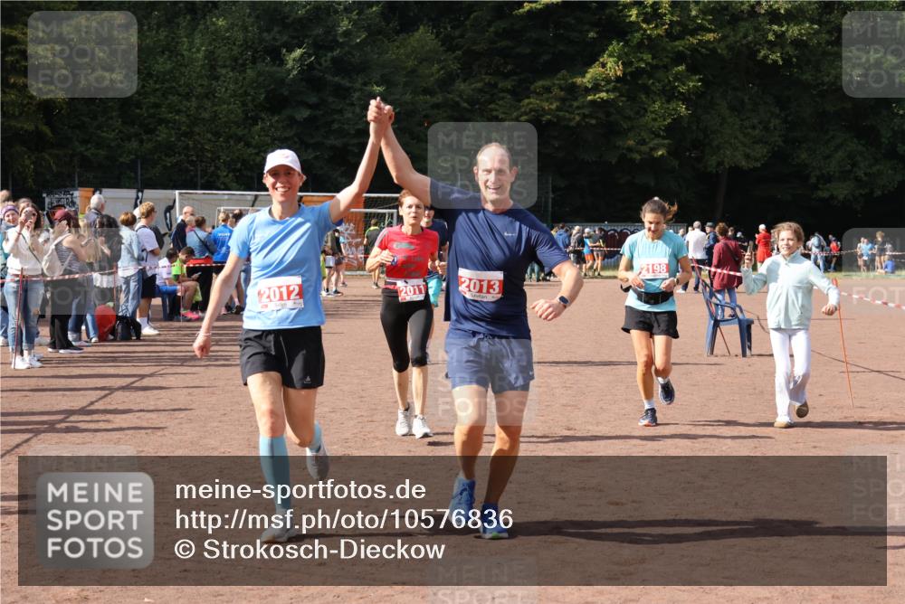 27.09.2026 - 35. Volkslauf durch das schöne Alstertal Strokosch-Dieckow http://msf.ph/oto/10576836 27.09.2026 12:31:16 Ziel 1086, 1649, 2011, 2012, 2013, 2198, 2310 meine-sportfotos.de
