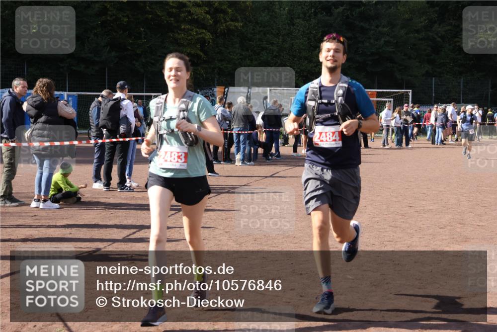 27.09.2026 - 35. Volkslauf durch das schöne Alstertal Strokosch-Dieckow http://msf.ph/oto/10576846 27.09.2026 12:39:51 Ziel 2267, 2483, 2484 meine-sportfotos.de
