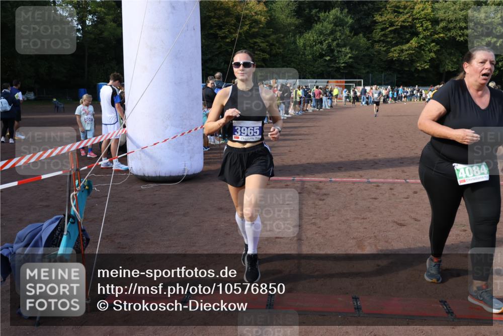 27.09.2026 - 35. Volkslauf durch das schöne Alstertal Strokosch-Dieckow http://msf.ph/oto/10576850 27.09.2026 11:19:51 Ziel 3057, 3343, 3964, 3965, 4084 meine-sportfotos.de