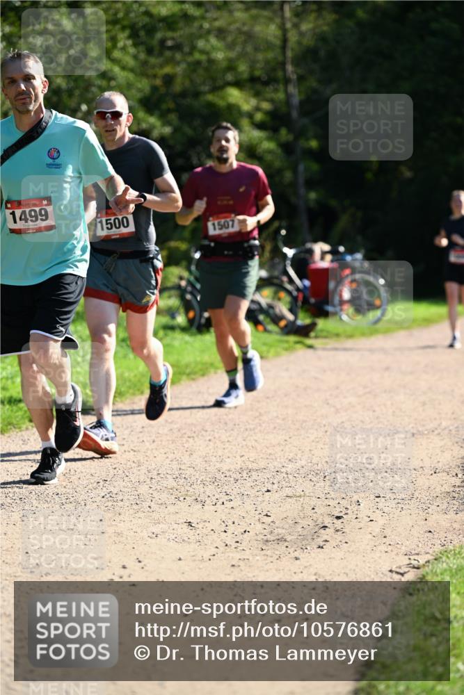 27.09.2026 - 35. Volkslauf durch das schöne Alstertal Dr. Thomas Lammeyer http://msf.ph/oto/10576861 27.09.2026 11:47:07 Laufen 1499, 1500, 1507 meine-sportfotos.de
