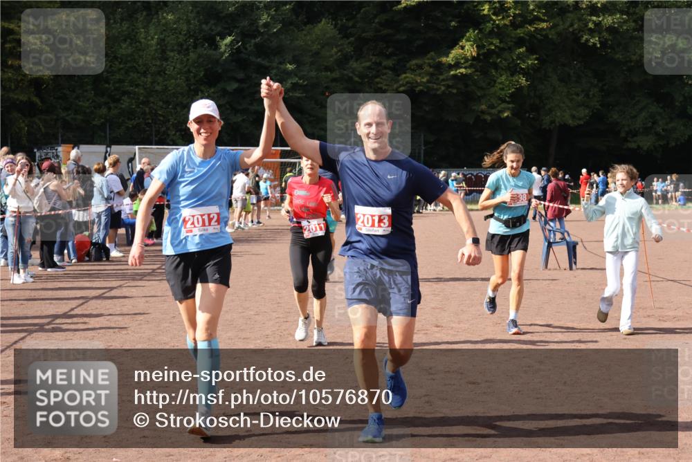27.09.2026 - 35. Volkslauf durch das schöne Alstertal Strokosch-Dieckow http://msf.ph/oto/10576870 27.09.2026 12:31:17 Ziel 1086, 1649, 2011, 2012, 2013, 2198, 2310 meine-sportfotos.de
