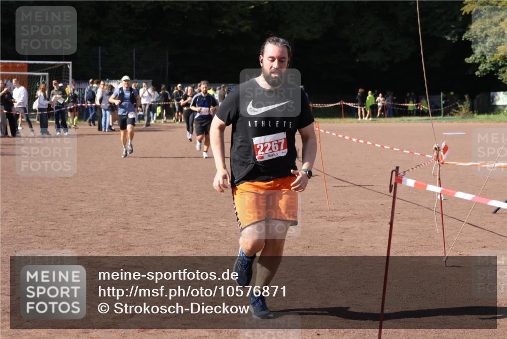 27.09.2026 - 35. Volkslauf durch das schöne Alstertal Strokosch-Dieckow http://msf.ph/oto/10576871 27.09.2026 12:39:53 Ziel 2087, 2100, 2267, 2483, 2484 meine-sportfotos.de