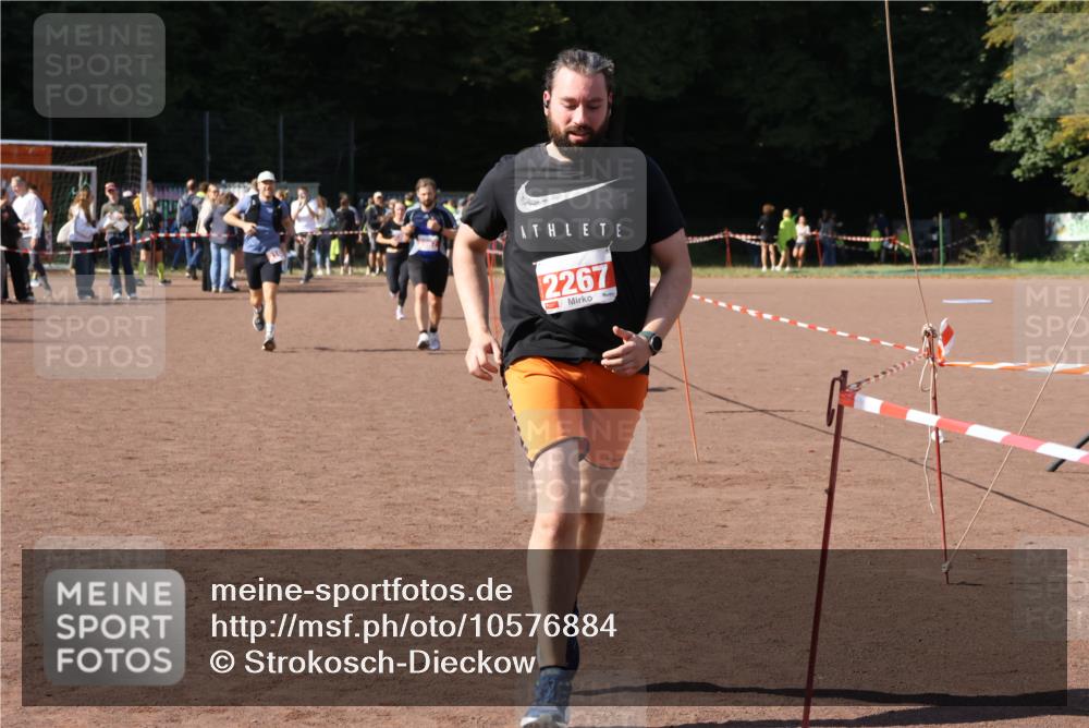 27.09.2026 - 35. Volkslauf durch das schöne Alstertal Strokosch-Dieckow http://msf.ph/oto/10576884 27.09.2026 12:39:53 Ziel 2087, 2100, 2267, 2483, 2484 meine-sportfotos.de