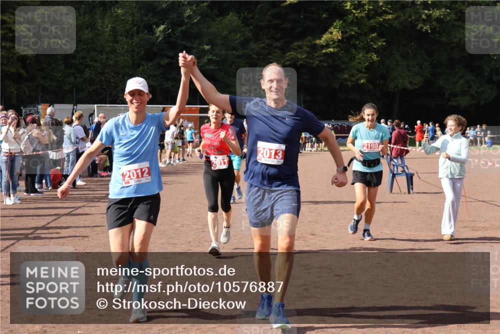 27.09.2026 - 35. Volkslauf durch das schöne Alstertal Strokosch-Dieckow http://msf.ph/oto/10576887 27.09.2026 12:31:17 Ziel 1086, 1649, 2011, 2012, 2013, 2198, 2310 meine-sportfotos.de