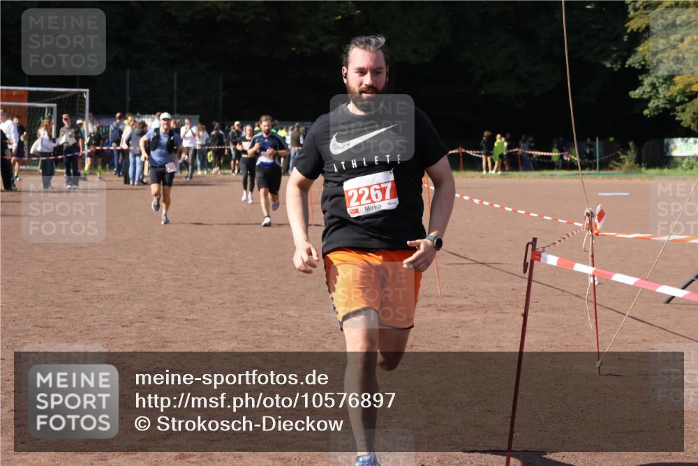 27.09.2026 - 35. Volkslauf durch das schöne Alstertal Strokosch-Dieckow http://msf.ph/oto/10576897 27.09.2026 12:39:53 Ziel 2087, 2100, 2267, 2483, 2484 meine-sportfotos.de