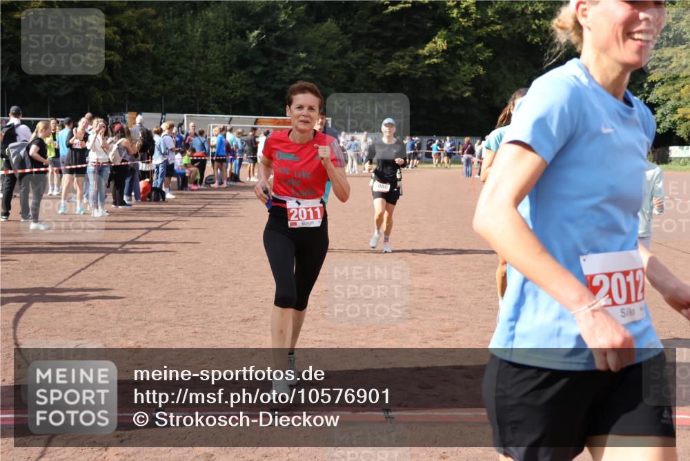 27.09.2026 - 35. Volkslauf durch das schöne Alstertal Strokosch-Dieckow http://msf.ph/oto/10576901 27.09.2026 12:31:19 Ziel 1086, 1649, 2011, 2012, 2013, 2198, 2310 meine-sportfotos.de