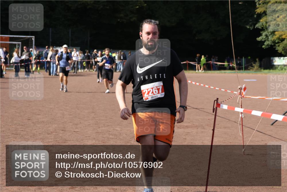 27.09.2026 - 35. Volkslauf durch das schöne Alstertal Strokosch-Dieckow http://msf.ph/oto/10576902 27.09.2026 12:39:53 Ziel 2087, 2100, 2267, 2483, 2484 meine-sportfotos.de
