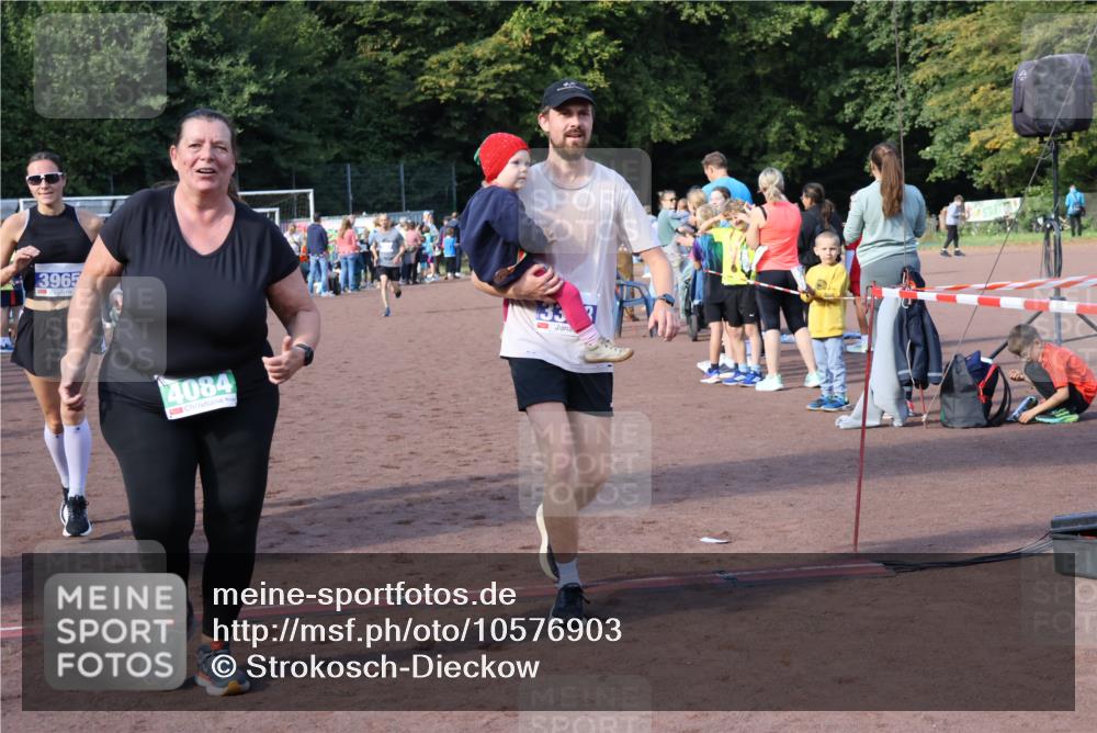 27.09.2026 - 35. Volkslauf durch das schöne Alstertal Strokosch-Dieckow http://msf.ph/oto/10576903 27.09.2026 11:19:48 Ziel 3057, 3211, 3343, 3964, 3965, 4084 meine-sportfotos.de