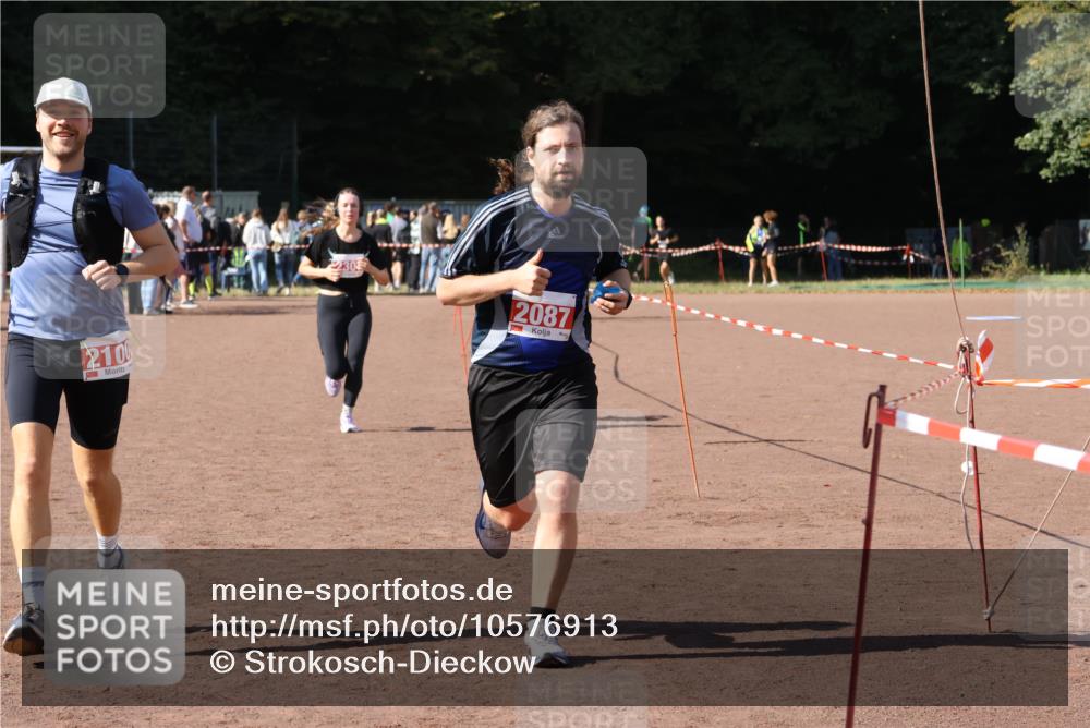 27.09.2026 - 35. Volkslauf durch das schöne Alstertal Strokosch-Dieckow http://msf.ph/oto/10576913 27.09.2026 12:39:59 Ziel 2087, 2100, 2307 meine-sportfotos.de