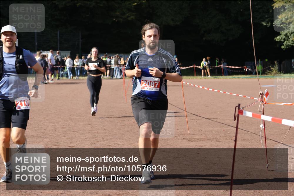 27.09.2026 - 35. Volkslauf durch das schöne Alstertal Strokosch-Dieckow http://msf.ph/oto/10576936 27.09.2026 12:39:59 Ziel 2087, 2100, 2307 meine-sportfotos.de