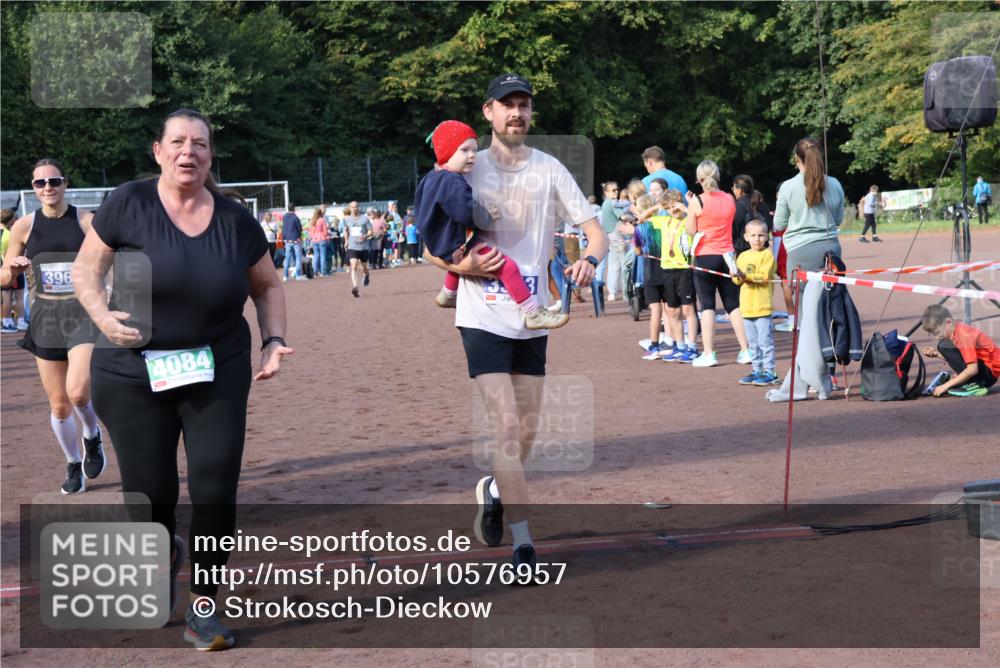 27.09.2026 - 35. Volkslauf durch das schöne Alstertal Strokosch-Dieckow http://msf.ph/oto/10576957 27.09.2026 11:19:48 Ziel 3057, 3211, 3343, 3964, 3965, 4084 meine-sportfotos.de