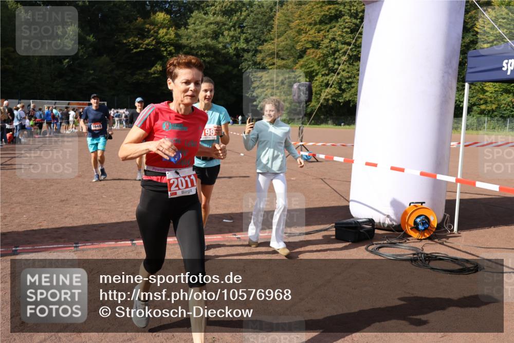27.09.2026 - 35. Volkslauf durch das schöne Alstertal Strokosch-Dieckow http://msf.ph/oto/10576968 27.09.2026 12:31:20 Ziel 1086, 1649, 2011, 2012, 2013, 2198, 2310 meine-sportfotos.de