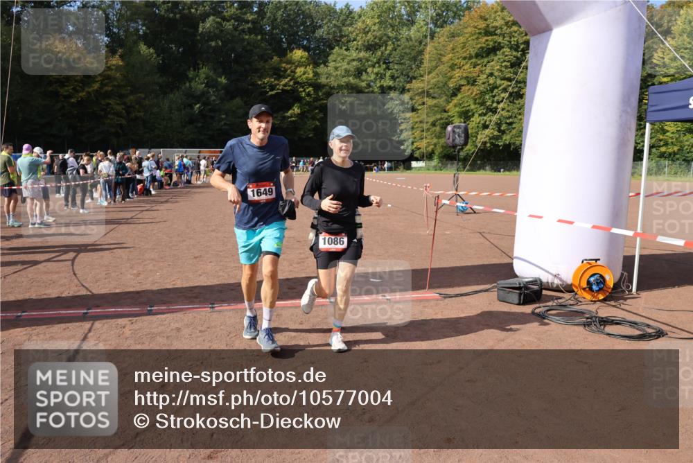 27.09.2026 - 35. Volkslauf durch das schöne Alstertal Strokosch-Dieckow http://msf.ph/oto/10577004 27.09.2026 12:31:22 Ziel 1086, 1649, 2011, 2198 meine-sportfotos.de