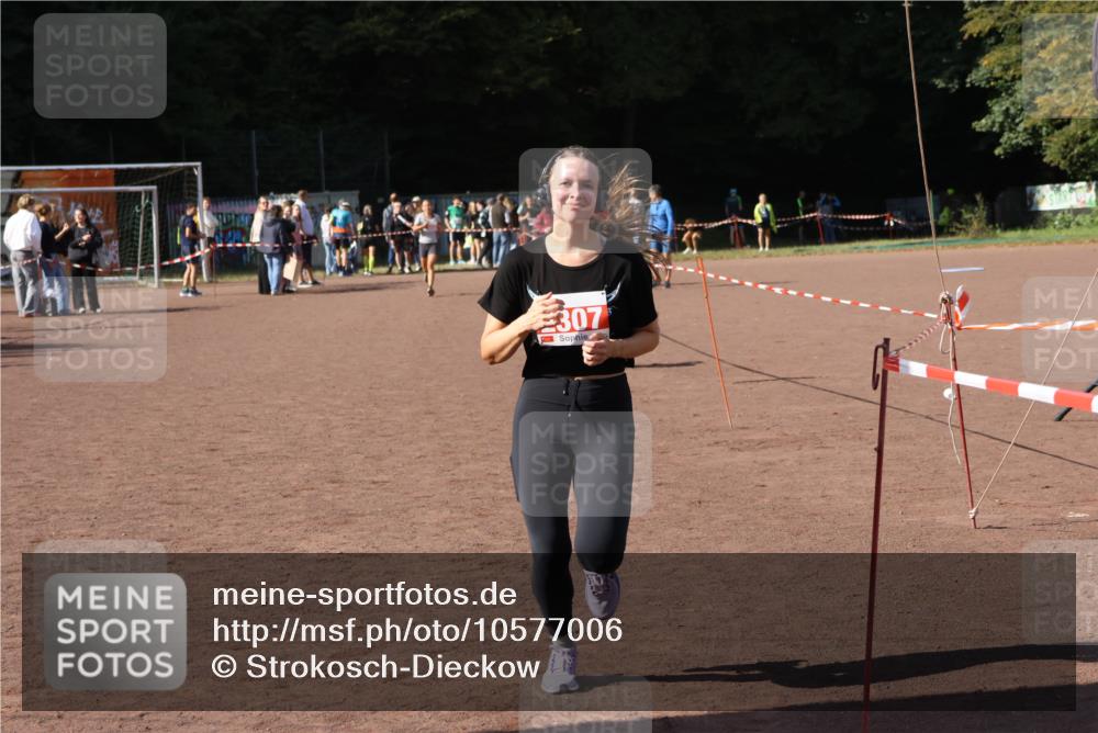 27.09.2026 - 35. Volkslauf durch das schöne Alstertal Strokosch-Dieckow http://msf.ph/oto/10577006 27.09.2026 12:40:03 Ziel 2087, 2100, 2307 meine-sportfotos.de