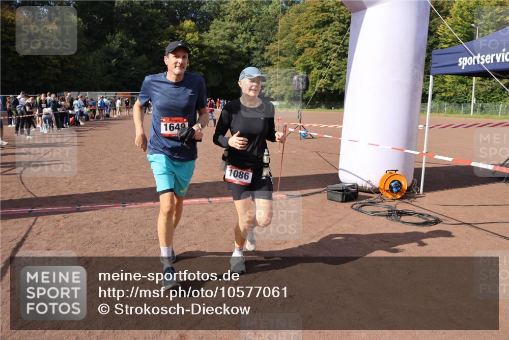 27.09.2026 - 35. Volkslauf durch das schöne Alstertal Strokosch-Dieckow http://msf.ph/oto/10577061 27.09.2026 12:31:22 Ziel 1086, 1649, 2011, 2198 meine-sportfotos.de