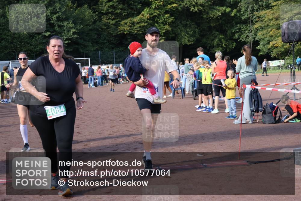 27.09.2026 - 35. Volkslauf durch das schöne Alstertal Strokosch-Dieckow http://msf.ph/oto/10577064 27.09.2026 11:19:48 Ziel 3057, 3211, 3343, 3964, 3965, 4084 meine-sportfotos.de