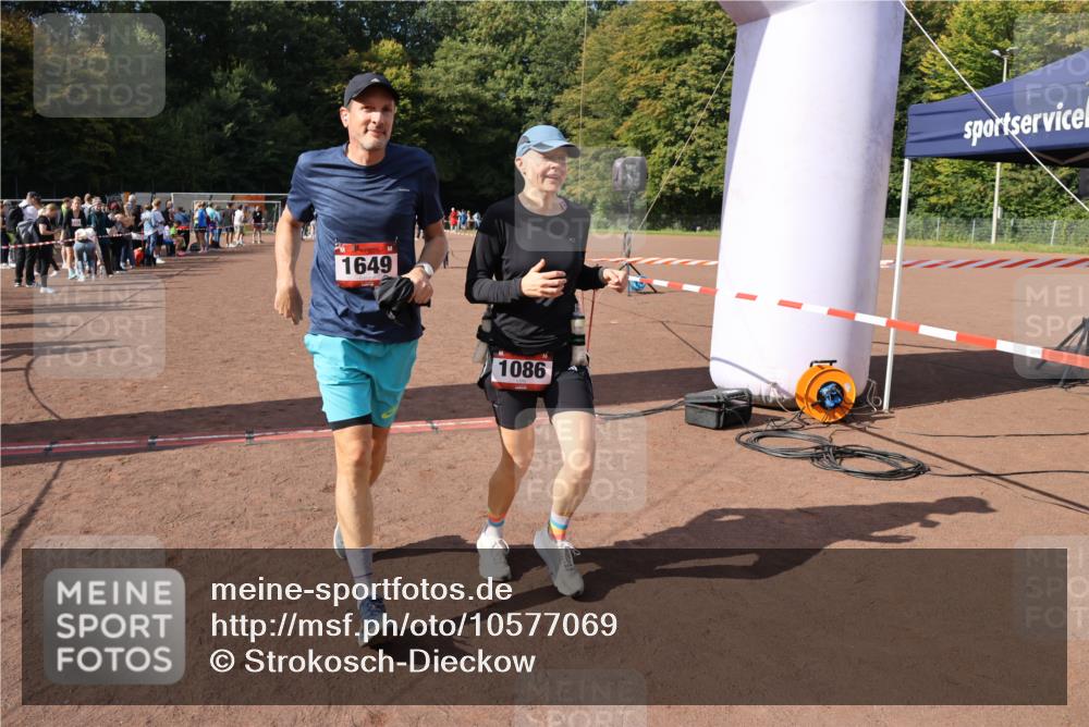 27.09.2026 - 35. Volkslauf durch das schöne Alstertal Strokosch-Dieckow http://msf.ph/oto/10577069 27.09.2026 12:31:23 Ziel 1086, 1649, 2198 meine-sportfotos.de