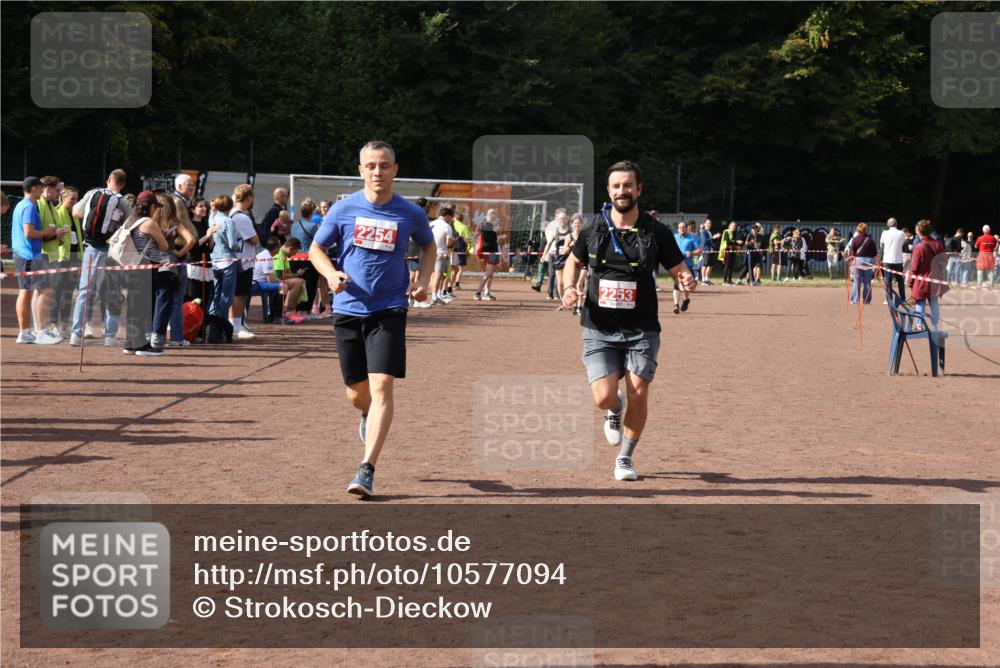27.09.2026 - 35. Volkslauf durch das schöne Alstertal Strokosch-Dieckow http://msf.ph/oto/10577094 27.09.2026 12:31:35 Ziel 2253, 2254 meine-sportfotos.de