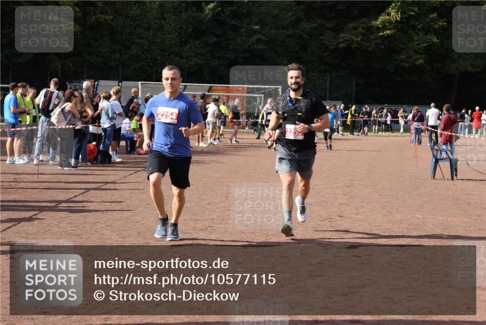 27.09.2026 - 35. Volkslauf durch das schöne Alstertal Strokosch-Dieckow http://msf.ph/oto/10577115 27.09.2026 12:31:35 Ziel 2253, 2254 meine-sportfotos.de