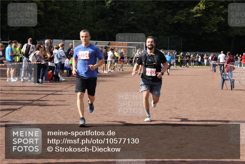 27.09.2026 - 35. Volkslauf durch das schöne Alstertal Strokosch-Dieckow http://msf.ph/oto/10577130 27.09.2026 12:31:35 Ziel 2253, 2254 meine-sportfotos.de
