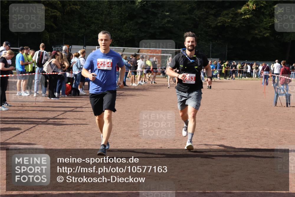 27.09.2026 - 35. Volkslauf durch das schöne Alstertal Strokosch-Dieckow http://msf.ph/oto/10577163 27.09.2026 12:31:36 Ziel 2253, 2254 meine-sportfotos.de
