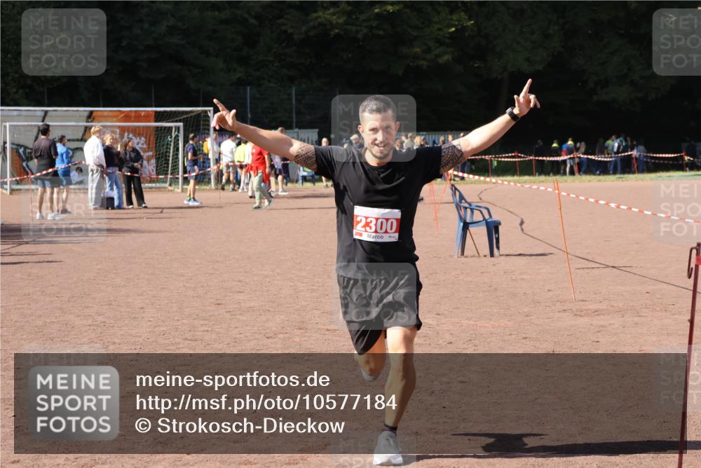 27.09.2026 - 35. Volkslauf durch das schöne Alstertal Strokosch-Dieckow http://msf.ph/oto/10577184 27.09.2026 12:40:20 Ziel 2300 meine-sportfotos.de