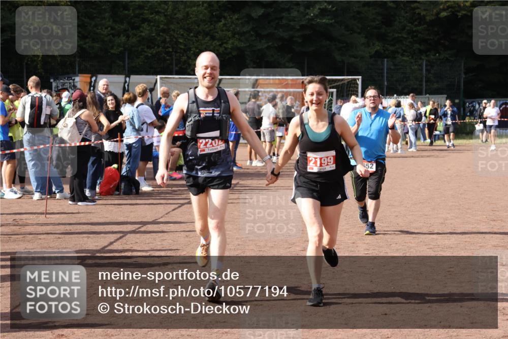 27.09.2026 - 35. Volkslauf durch das schöne Alstertal Strokosch-Dieckow http://msf.ph/oto/10577194 27.09.2026 12:31:45 Ziel 1652, 2199, 2202 meine-sportfotos.de