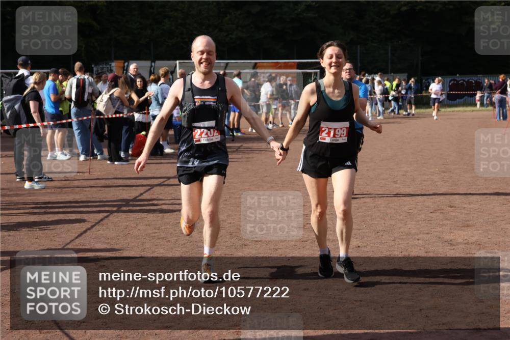 27.09.2026 - 35. Volkslauf durch das schöne Alstertal Strokosch-Dieckow http://msf.ph/oto/10577222 27.09.2026 12:31:46 Ziel 1652, 2199, 2202 meine-sportfotos.de
