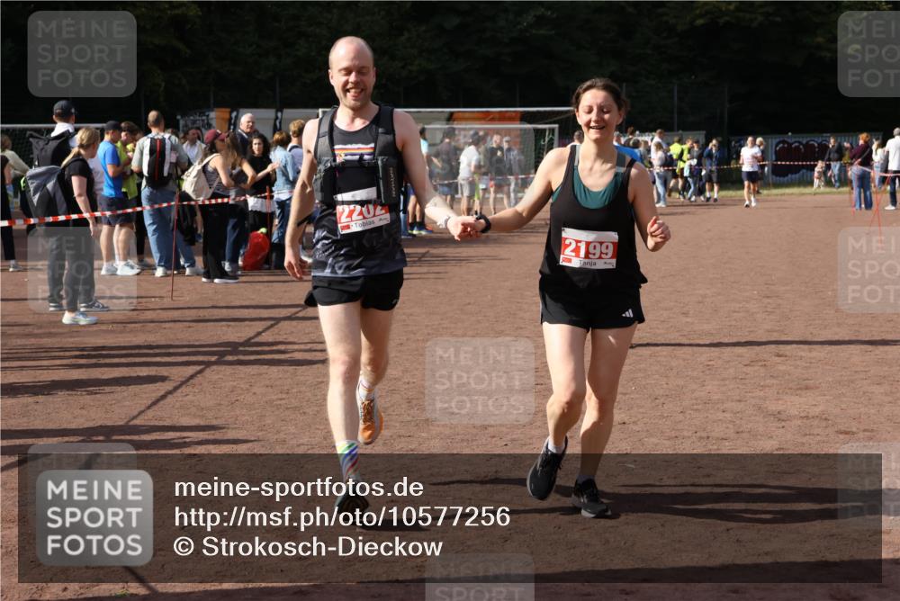 27.09.2026 - 35. Volkslauf durch das schöne Alstertal Strokosch-Dieckow http://msf.ph/oto/10577256 27.09.2026 12:31:46 Ziel 1652, 2199, 2202 meine-sportfotos.de