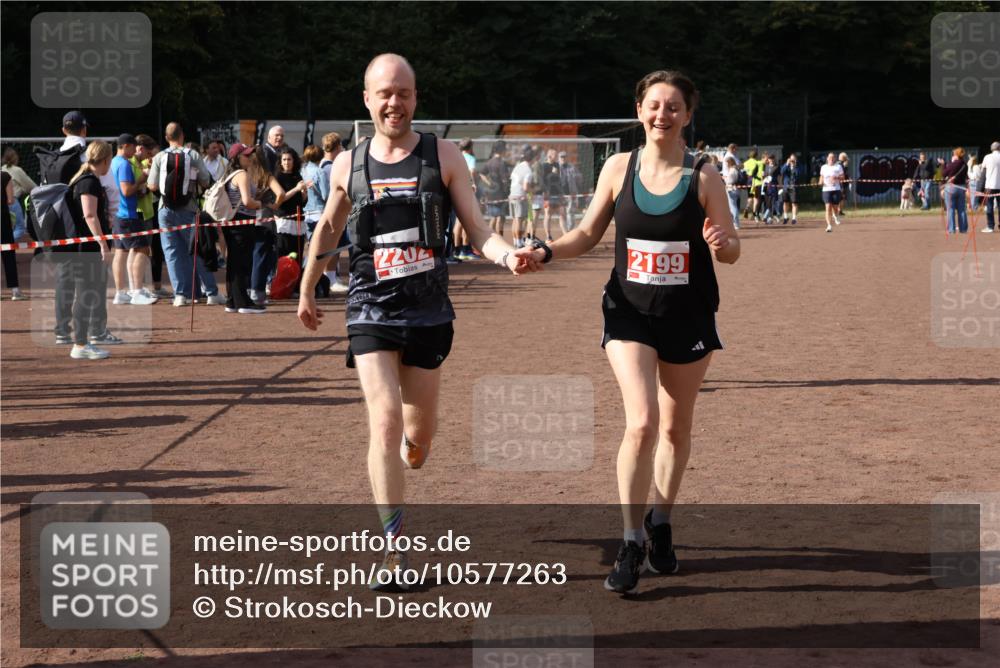 27.09.2026 - 35. Volkslauf durch das schöne Alstertal Strokosch-Dieckow http://msf.ph/oto/10577263 27.09.2026 12:31:46 Ziel 1652, 2199, 2202 meine-sportfotos.de