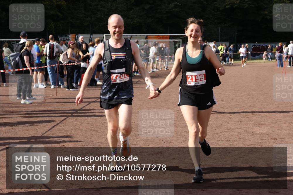 27.09.2026 - 35. Volkslauf durch das schöne Alstertal Strokosch-Dieckow http://msf.ph/oto/10577278 27.09.2026 12:31:46 Ziel 1652, 2199, 2202 meine-sportfotos.de
