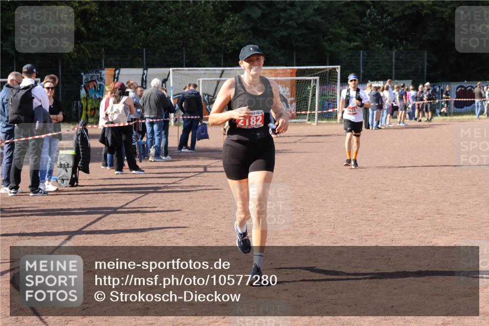 27.09.2026 - 35. Volkslauf durch das schöne Alstertal Strokosch-Dieckow http://msf.ph/oto/10577280 27.09.2026 12:41:54 Ziel 1631, 2182 meine-sportfotos.de