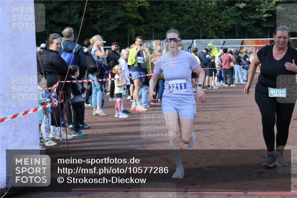 27.09.2026 - 35. Volkslauf durch das schöne Alstertal Strokosch-Dieckow http://msf.ph/oto/10577286 27.09.2026 11:19:46 Ziel 3211, 3343, 3964, 3965, 4084 meine-sportfotos.de