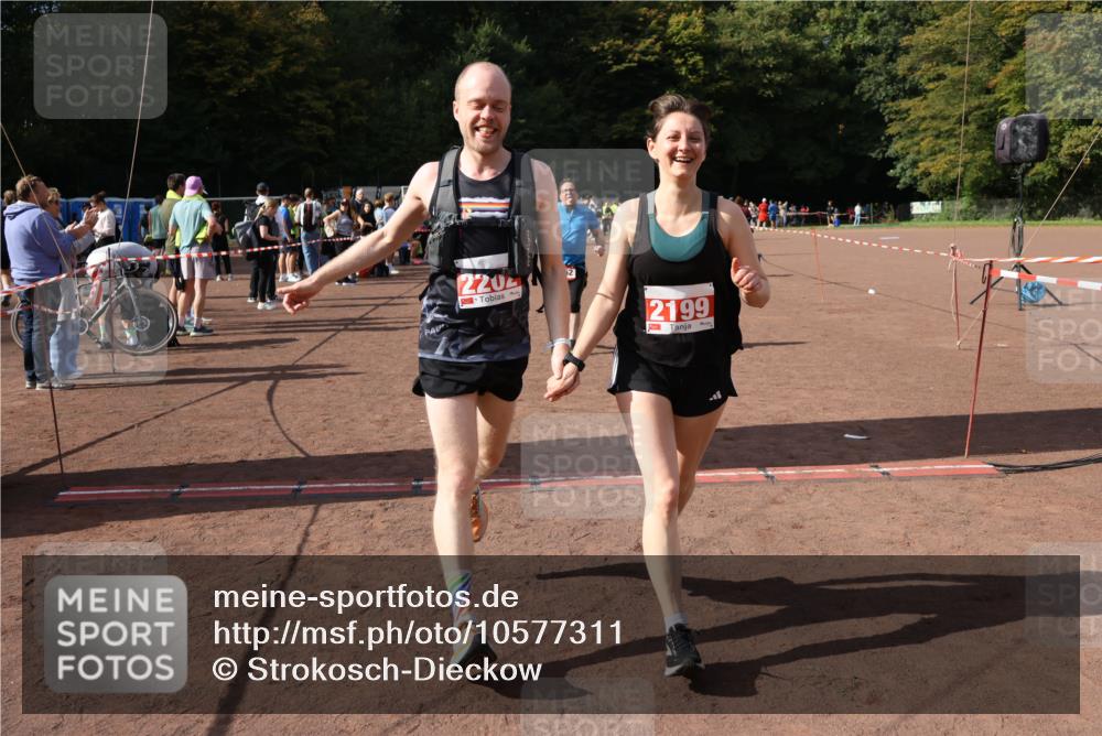 27.09.2026 - 35. Volkslauf durch das schöne Alstertal Strokosch-Dieckow http://msf.ph/oto/10577311 27.09.2026 12:31:47 Ziel 1652, 2199, 2202 meine-sportfotos.de