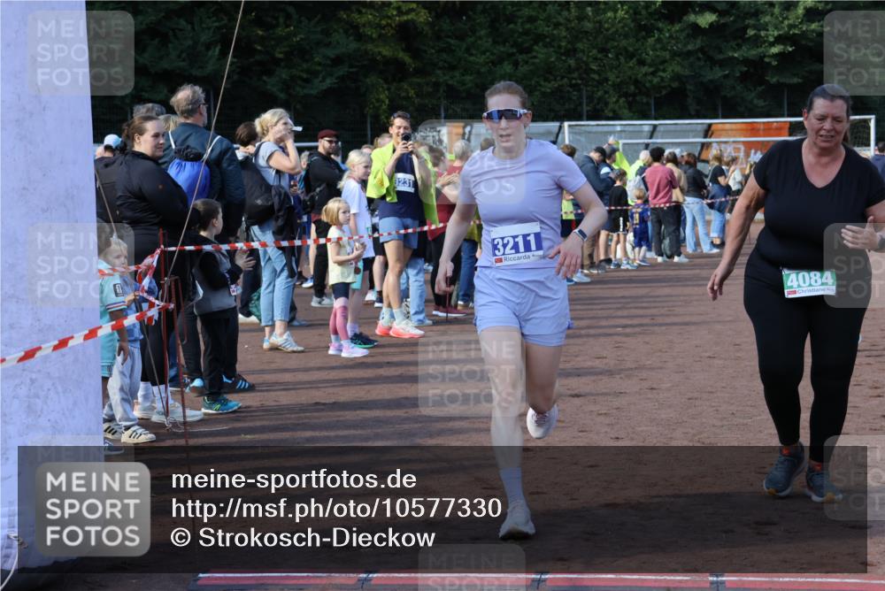 27.09.2026 - 35. Volkslauf durch das schöne Alstertal Strokosch-Dieckow http://msf.ph/oto/10577330 27.09.2026 11:19:46 Ziel 3211, 3343, 3964, 3965, 4084 meine-sportfotos.de