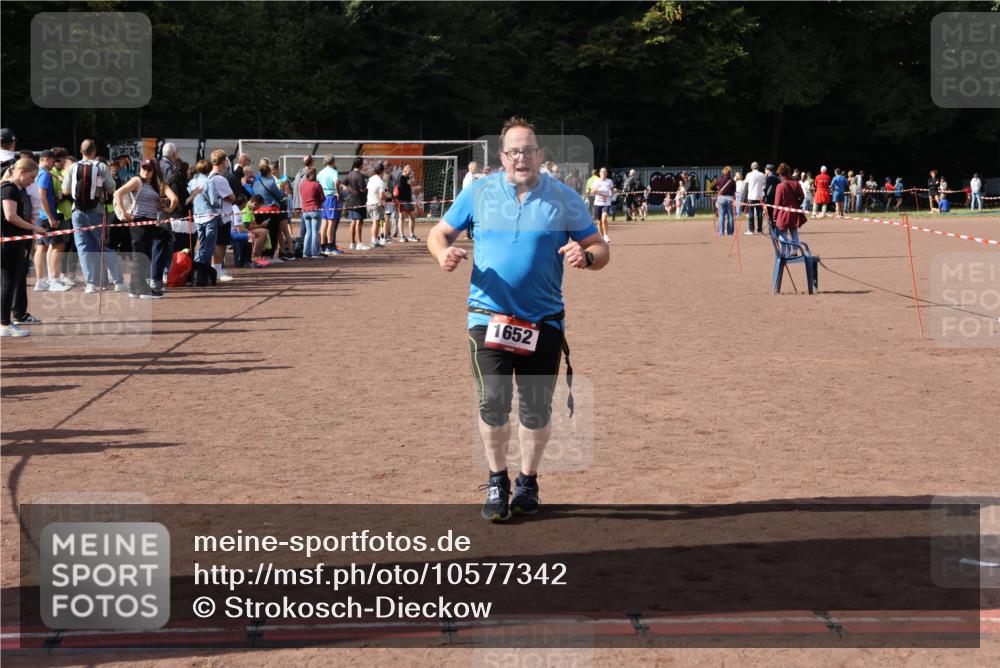 27.09.2026 - 35. Volkslauf durch das schöne Alstertal Strokosch-Dieckow http://msf.ph/oto/10577342 27.09.2026 12:31:49 Ziel 1652, 2199, 2202 meine-sportfotos.de