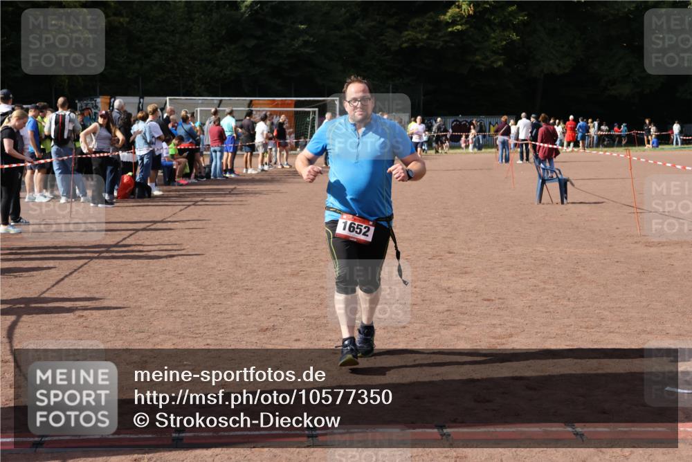 27.09.2026 - 35. Volkslauf durch das schöne Alstertal Strokosch-Dieckow http://msf.ph/oto/10577350 27.09.2026 12:31:49 Ziel 1652, 2199, 2202 meine-sportfotos.de