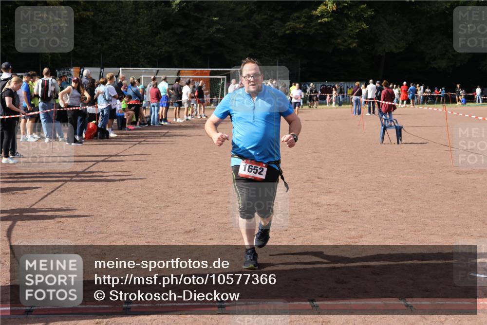 27.09.2026 - 35. Volkslauf durch das schöne Alstertal Strokosch-Dieckow http://msf.ph/oto/10577366 27.09.2026 12:31:49 Ziel 1652, 2199, 2202 meine-sportfotos.de