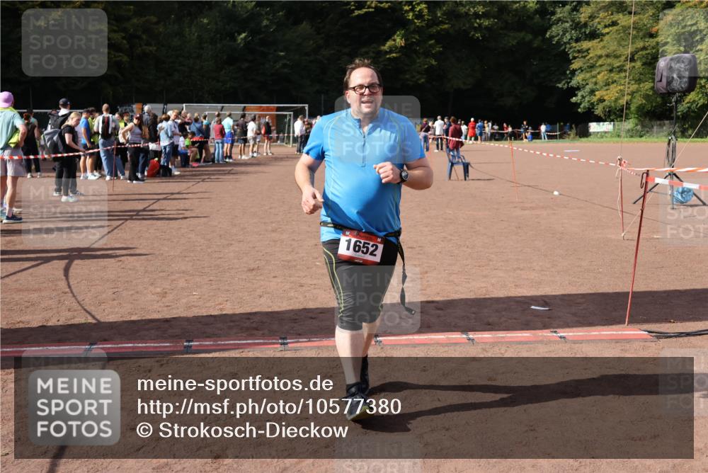 27.09.2026 - 35. Volkslauf durch das schöne Alstertal Strokosch-Dieckow http://msf.ph/oto/10577380 27.09.2026 12:31:50 Ziel 1652, 2199, 2202 meine-sportfotos.de