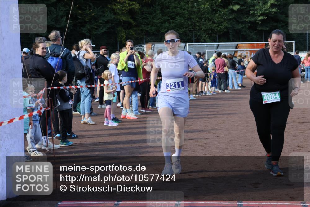 27.09.2026 - 35. Volkslauf durch das schöne Alstertal Strokosch-Dieckow http://msf.ph/oto/10577424 27.09.2026 11:19:46 Ziel 3211, 3343, 3964, 3965, 4084 meine-sportfotos.de