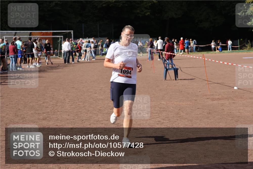 27.09.2026 - 35. Volkslauf durch das schöne Alstertal Strokosch-Dieckow http://msf.ph/oto/10577428 27.09.2026 12:31:59 Ziel 1094 meine-sportfotos.de