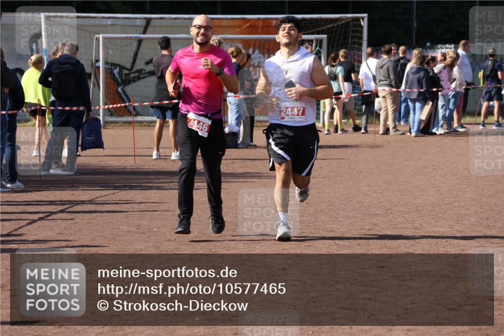 27.09.2026 - 35. Volkslauf durch das schöne Alstertal Strokosch-Dieckow http://msf.ph/oto/10577465 27.09.2026 12:42:44 Ziel 2446, 2447 meine-sportfotos.de