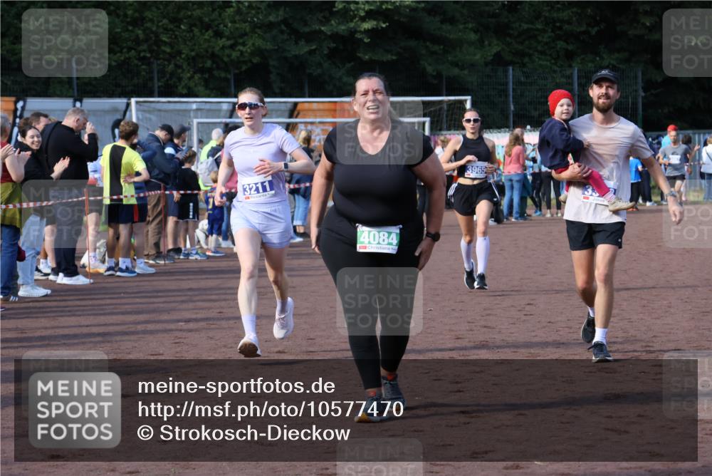 27.09.2026 - 35. Volkslauf durch das schöne Alstertal Strokosch-Dieckow http://msf.ph/oto/10577470 27.09.2026 11:19:44 Ziel 3211, 3343, 3964, 3965, 4084 meine-sportfotos.de
